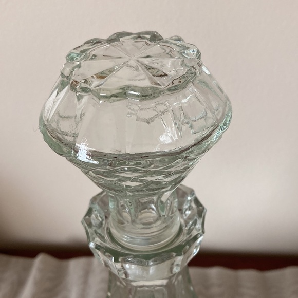 Vintage Wine Decanter Clear Glass with Top Diamond Cut in Excellent Condition - Picture 3 of 9